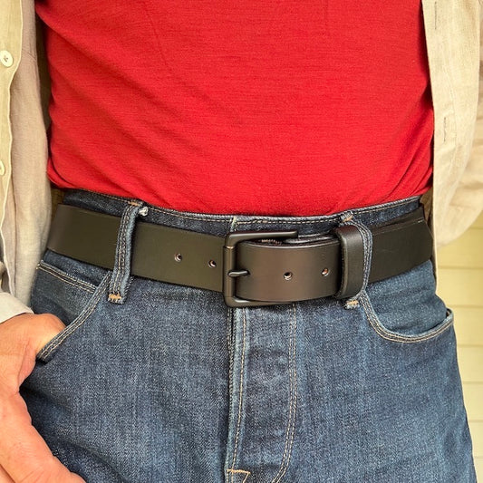Leather jeans belt. Black cowhide leather belt with matte black buckle. Unisex belt.