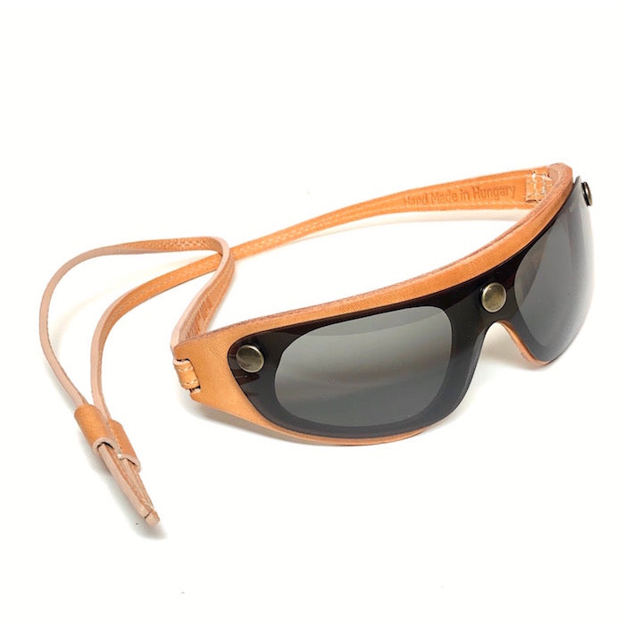Sunglasses with 3 lenses, black leather frame, leather riding goggles.